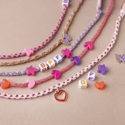 Un bracelet d’amitié noué selon la méthode kumihimo