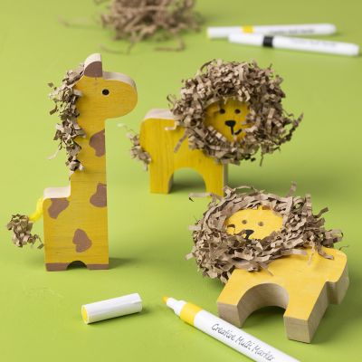 Animaux sauvages en bois décorés avec des feutres et des frisures de papier