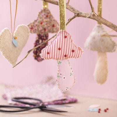 Cœur et champignon à suspendre en tissu patchwork et feutrine