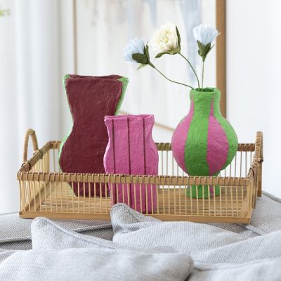 Vases colorés en pâte à papier mâché