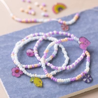 Un bracelet de perles décoré de charms en plastique thermorétractable