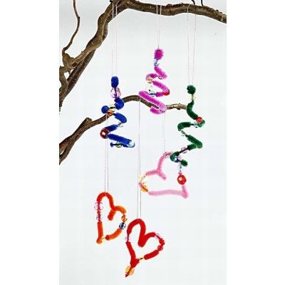 Hangende decoraties van chenilledraad