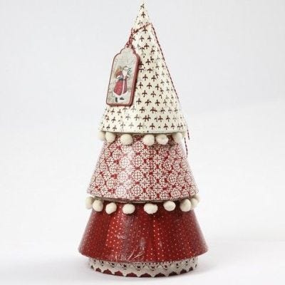 Un sapin de Noël en papier-mâché avec du découpage
