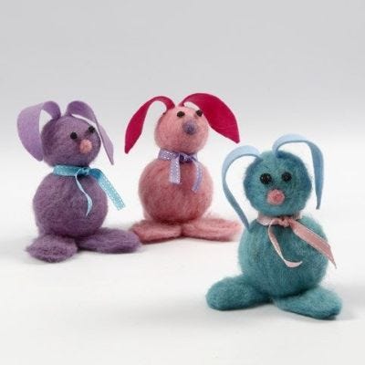 Un lièvre feutré à l'aiguille avec oreilles feutrées et yeux en Foam Clay