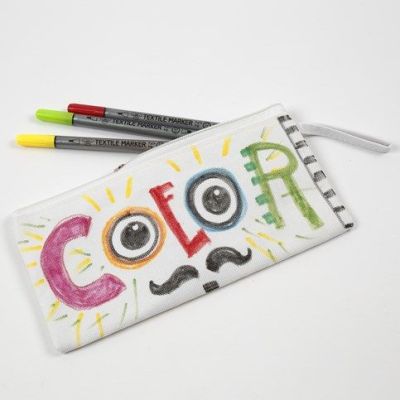Een etui gedecoreerd met textielstiften