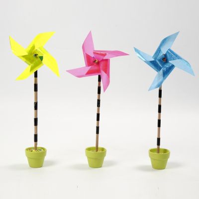 Un moulin à vent fabriqué à partir de feuilles de plastique réfléchissant