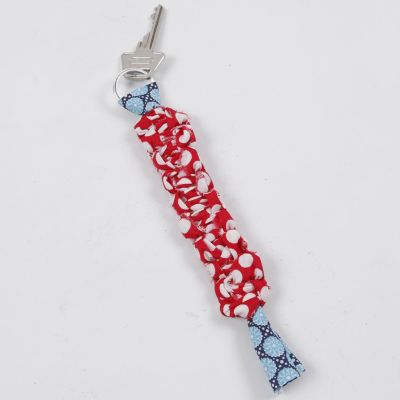 Un porte-clés tressé fait avec du tissu