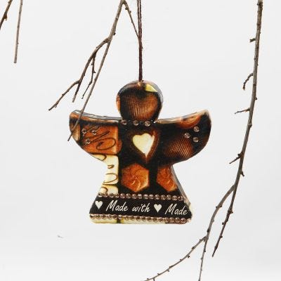 Un ange en papier mâché avec du papier de découpage et des pierres de strass