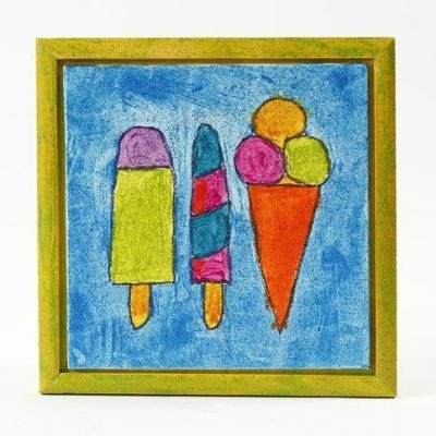 Un dessin dessiné au marqueur  et coloré avec de la peinture scintillante sur un panneau de toile encadré