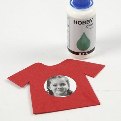 Un poster avec des noms et des images accrochés sur une corde à linge comme du linge.