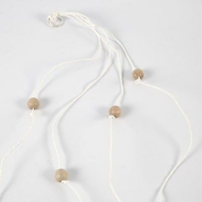 De la ficelle de papier pour maintenir une étagère en suspension