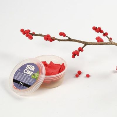 Decoreer een rood met witte kersttafel