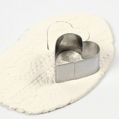 Des décorations à suspendre découpées dans de la pâte à modeler durcissante