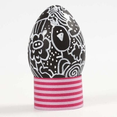 Techinque du Doodling sur un oeuf en plastique noir