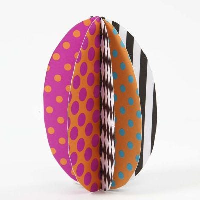 Un oeuf fait en papier cartonné à motifs