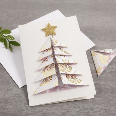 Une carte de Noël avec un sapin de Noël en 3D fait avec du papier design de chez Vivi Gade