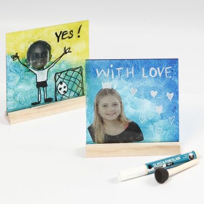 Une plaque de verre sur un support peint et décoré avec des estampes