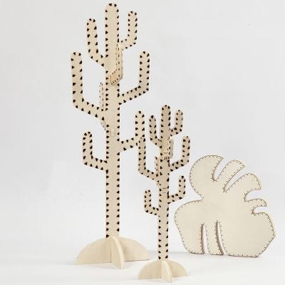 Un cactus et une feuille décorés au pyrograveur
