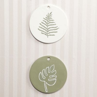 Terracotta labels gedecoreerd met acrylverf
