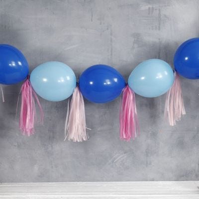Une guirlande de ballons et pompons connectés