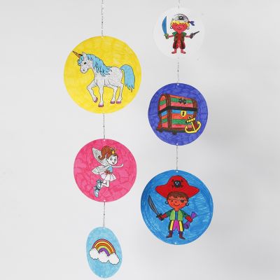 Un mobile en papier cartonné avec des dessins pré-imprimés