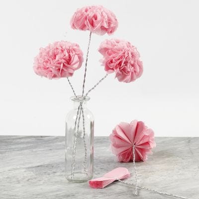 Bloemen van tissue papier op bonsai draad