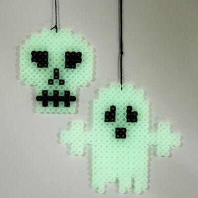 Un fantôme et un crâne phosphorescents