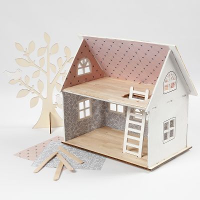 Une maison de poupées enduite de papier design et de bâtons de glace pour le sol