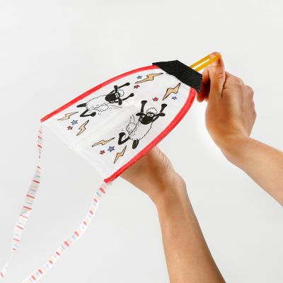 Un avion à lancer Shaun le mouton décoré avec des feutres textiles