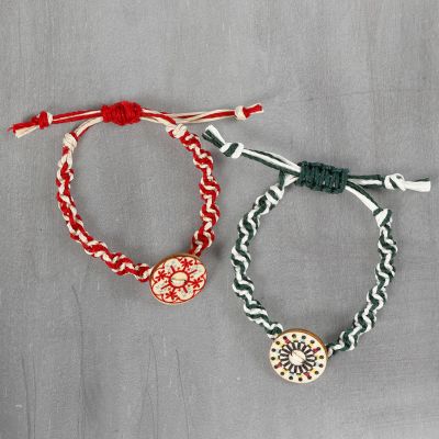 Un bracelet tressé en cordon de bambou avec un bouton en bois