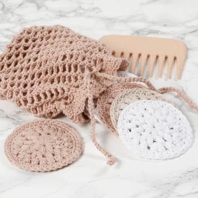 Des rondelles de coton et une trousse de toilette crochetées