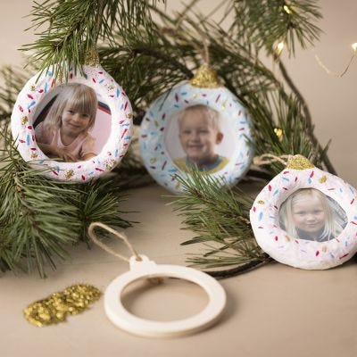 Hangende kerstdecoraties met foto's