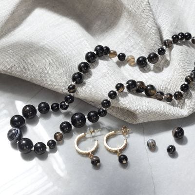 Bijoux faits avec des perles d'agate noire