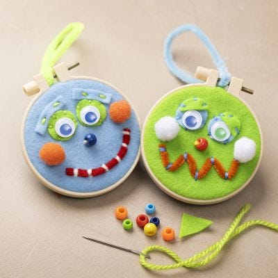 Décoration en broderie avec visages