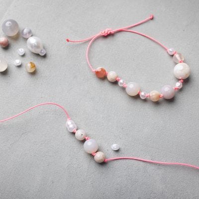 Comment faire des nœuds entre les perles
