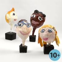 Hoofd gemaakt van papier-mâché op een ballon