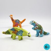 Dinosaures en Papier-Mâché, peints et décorés avec papier découpage