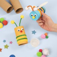 Des insectes fabriqués à partir de tubes en carton décorés avec du matériel de base pour les loisirs créatifs