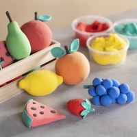 Des fruits et des légumes en pâte Silk Clay pour jouer à la cuisine