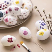 Eieren versierd met geperste en gedroogde bloemen